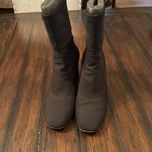 Donald Pliner Size 9 Black Crepe Elastic Ankle Boots